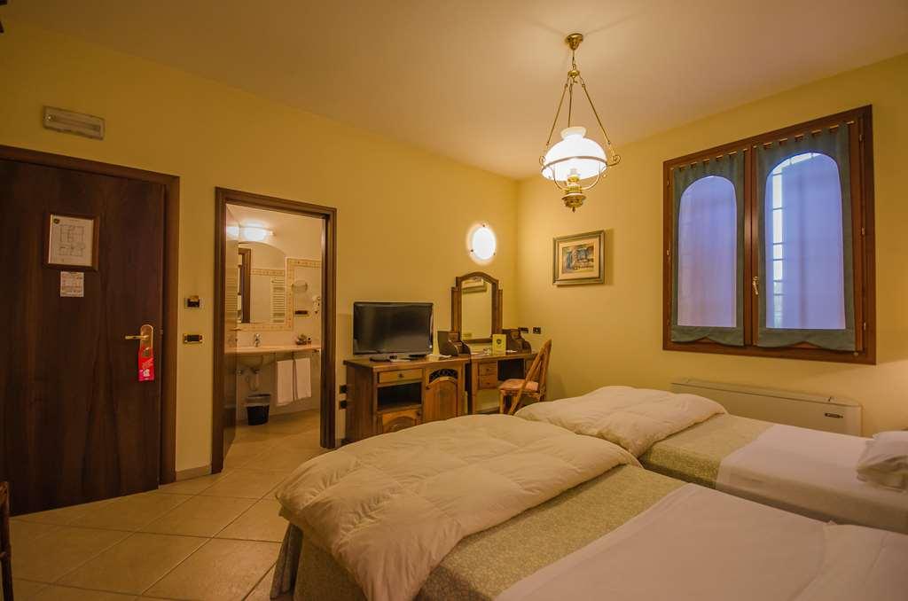 Hotel Corte Vecchia San Prospero الغرفة الصورة