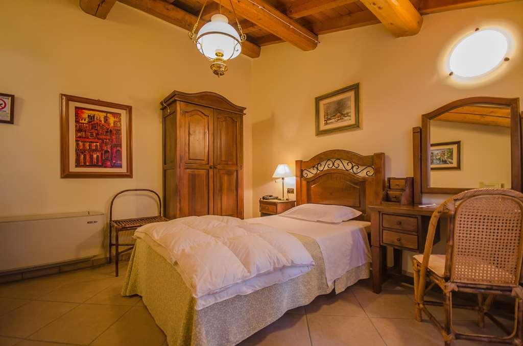 Hotel Corte Vecchia San Prospero الغرفة الصورة
